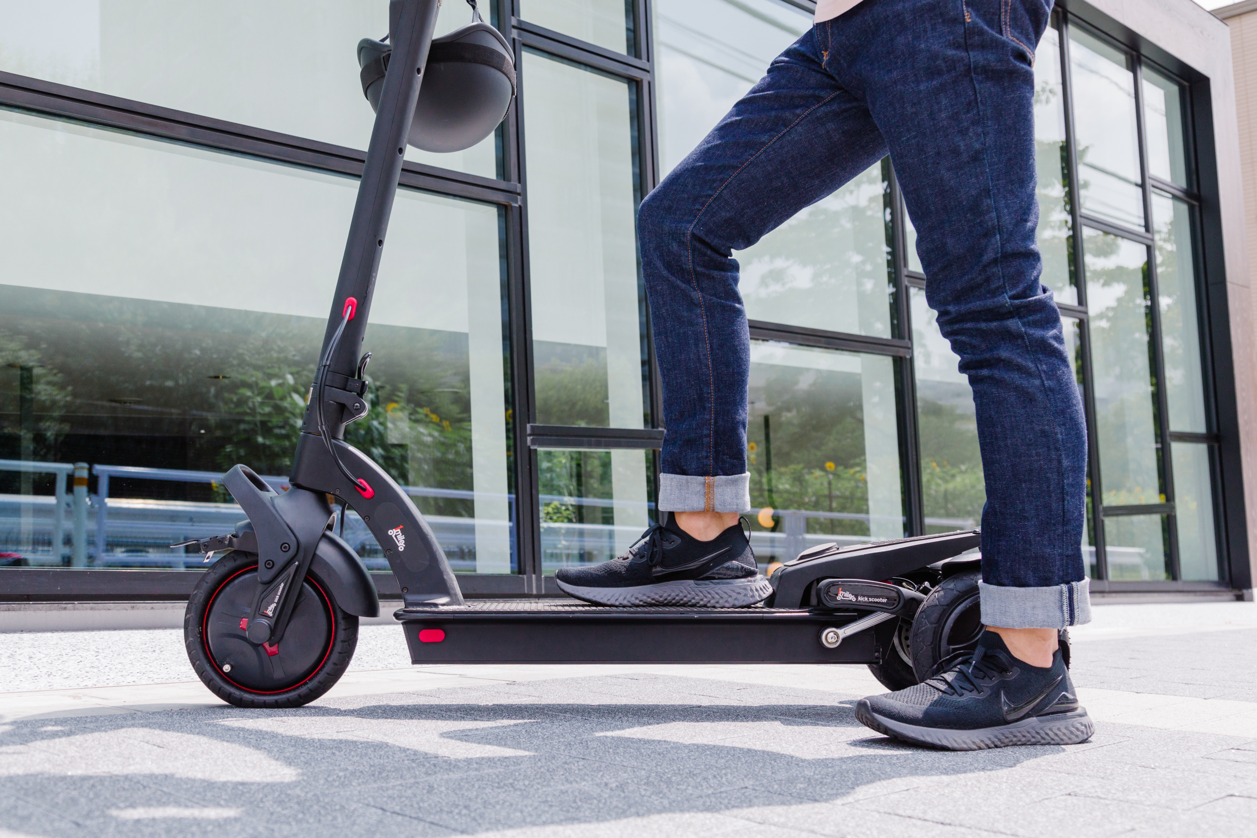 電動キックボードに乗る人の足元イメージ｜特定小型原付と交通ルール解説