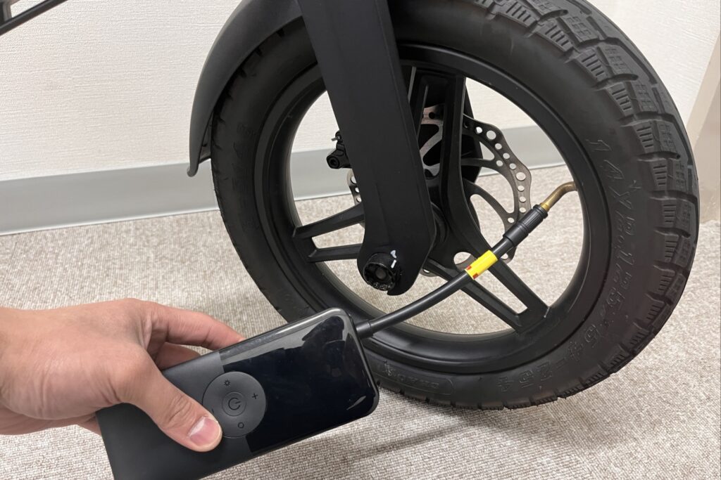 evucoのタイヤに空気を入れている様子（米式バルブ）