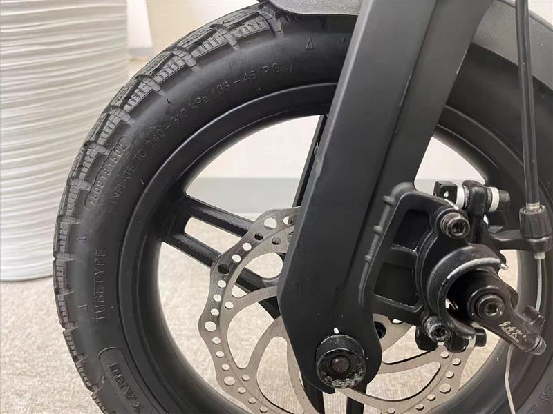 空気圧の表示は、基本的にはタイヤの側面に記されていることが多い