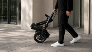 キャリーメイトを装着した折りたたみ状態のevucoを、片手で押して移動する様子